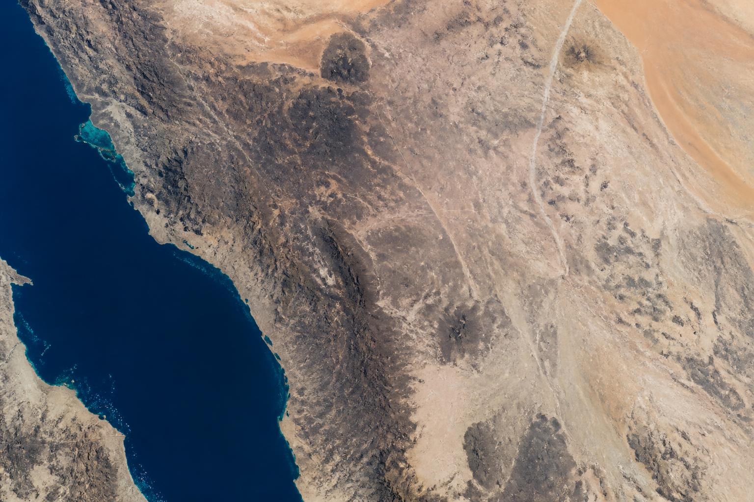 Luchtbeeld van de westkust van het Arabisch Schiereiland met de mīqātpunten