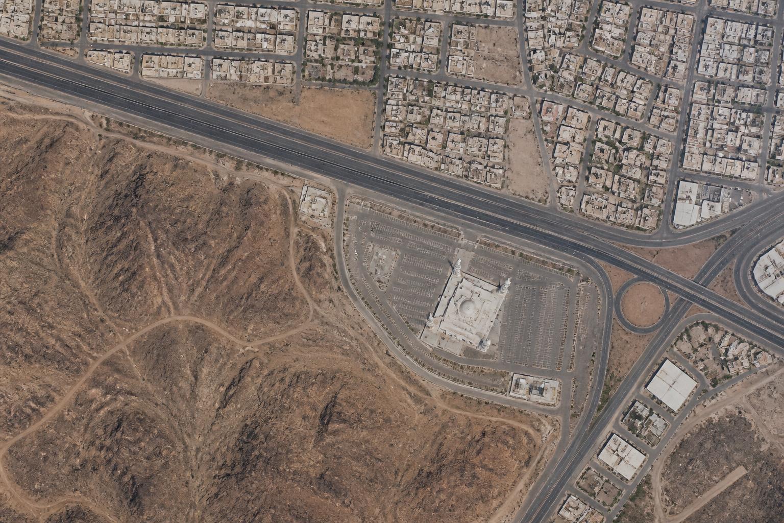 Luchtfoto van Masjid ʿĀʾishah bij at-Tanʿīm en de weg naar Makkah